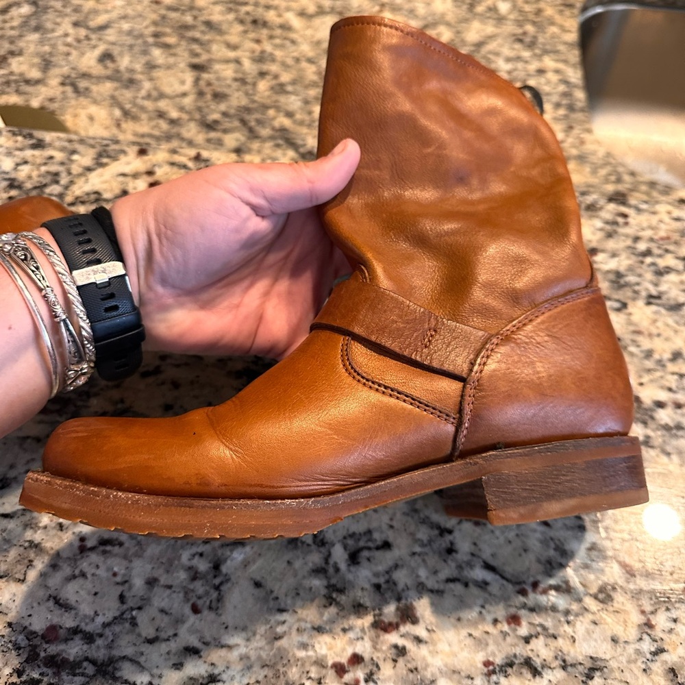 The FRYE Veronica short boot size 6